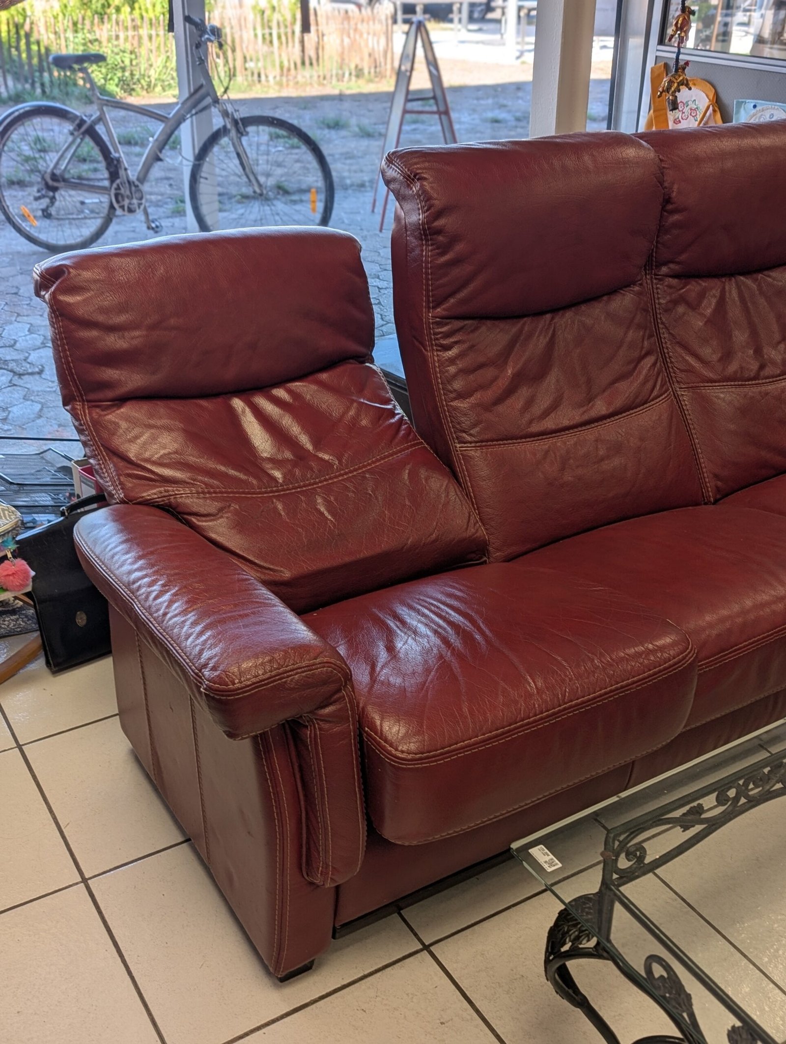 Canapé cuir rouge avec assise basculante