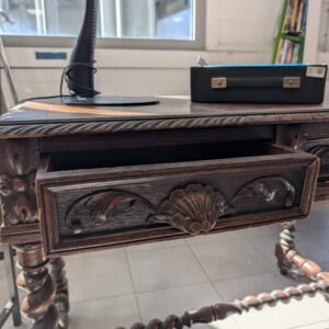 Bureau en bois sculté